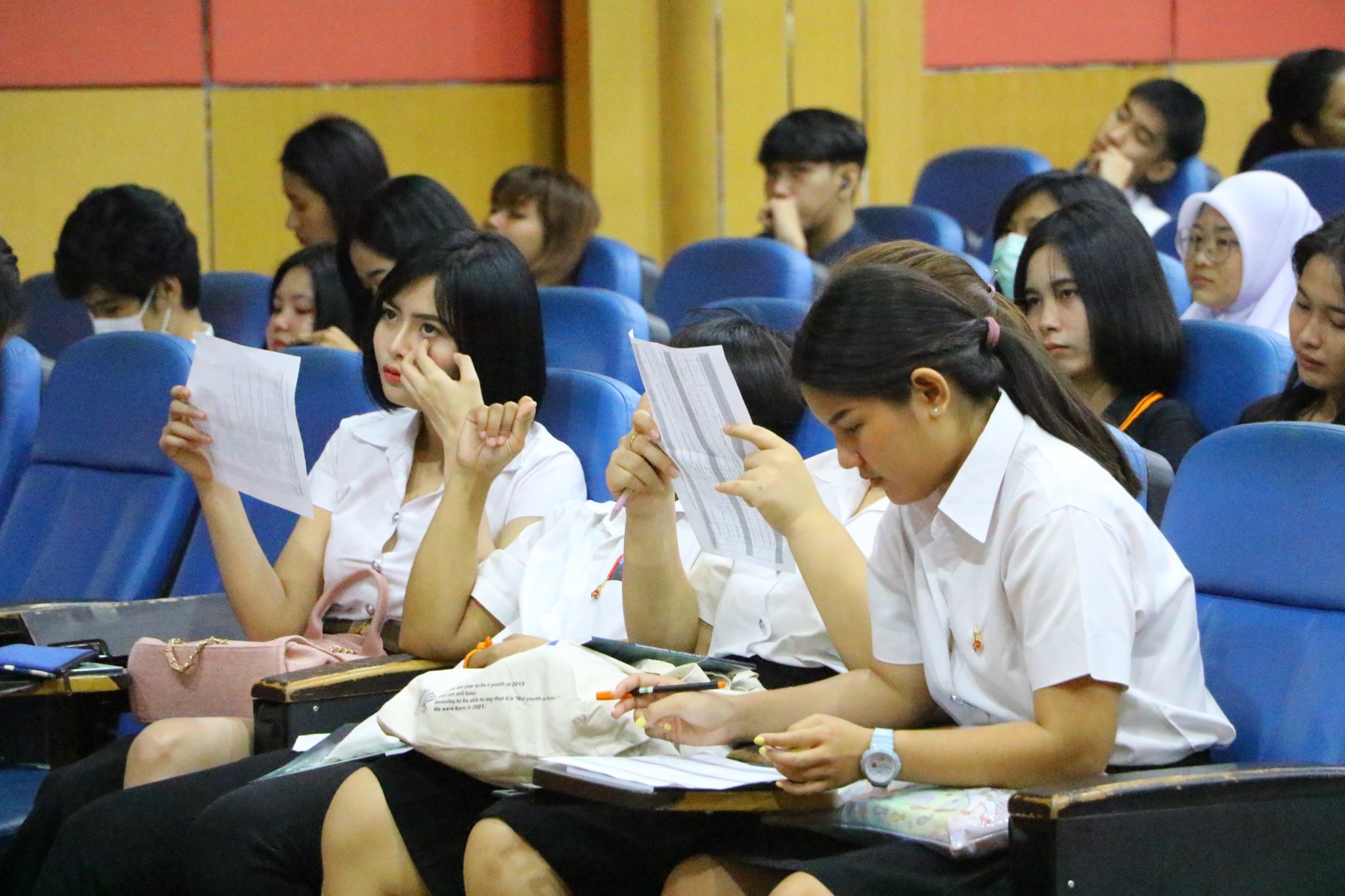 à¹à¸à¸&nbsp;à¸²à¸à¸­à¸²à¸à¸à¸°à¸¡à¸µ
5 à¸à¸, à¸à¸à¸à¸µà¹à¸¢à¸´à¹à¸¡,
à¸à¸¹à¹à¸à¸à¸à¸³à¸¥à¸±à¸à¸¢à¸·à¸