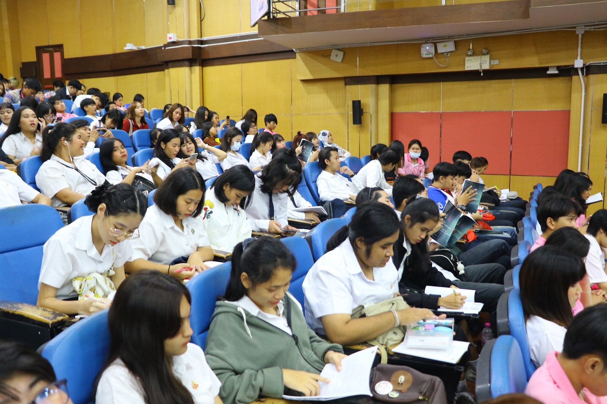 à¹à¸à¸&nbsp;à¸²à¸à¸­à¸²à¸à¸à¸°à¸¡à¸µ
4 à¸à¸, à¸à¸à¸à¸µà¹à¸¢à¸´à¹à¸¡,
à¸à¸¹à¹à¸à¸à¸à¸³à¸¥à¸±à¸à¸¢à¸·à¸
à¹à¸¥à¸°à¸ªà¸à¸²à¸à¸à¸µà¹à¹à¸à¸£à¹à¸¡