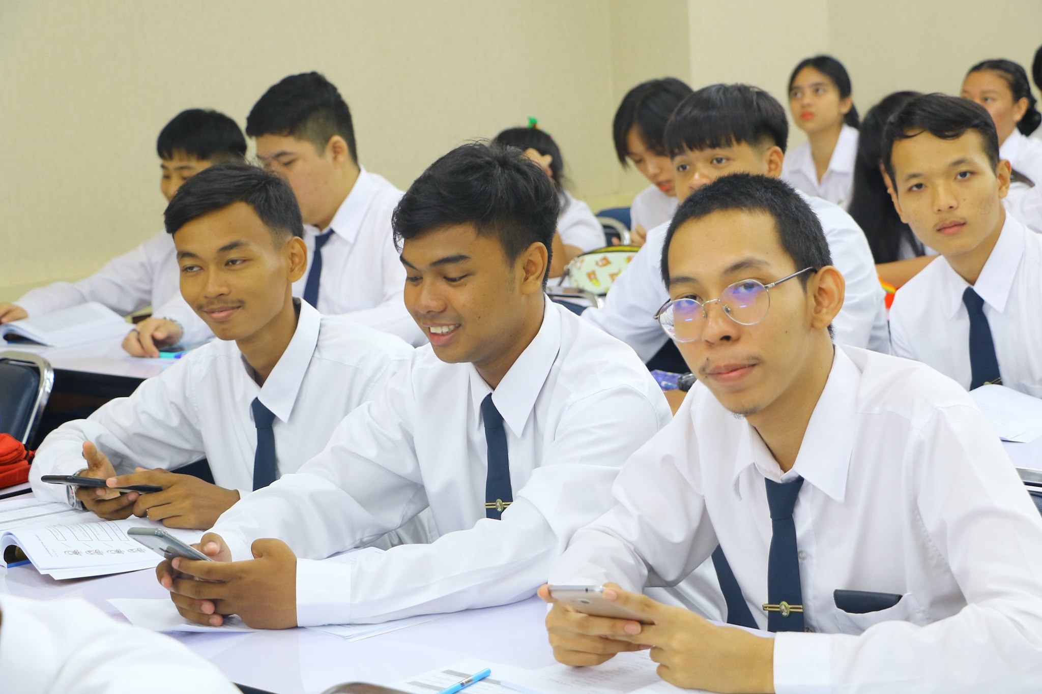 à¹à¸à¸&nbsp;à¸²à¸à¸­à¸²à¸à¸à¸°à¸¡à¸µ
4 à¸à¸, à¸à¸à¸à¸µà¹à¸¢à¸´à¹à¸¡,
à¸à¸¹à¹à¸à¸à¸à¸³à¸¥à¸±à¸à¸¢à¸·à¸
à¹à¸¥à¸°à¸ªà¸à¸²à¸à¸à¸µà¹à¹à¸à¸£à¹à¸¡