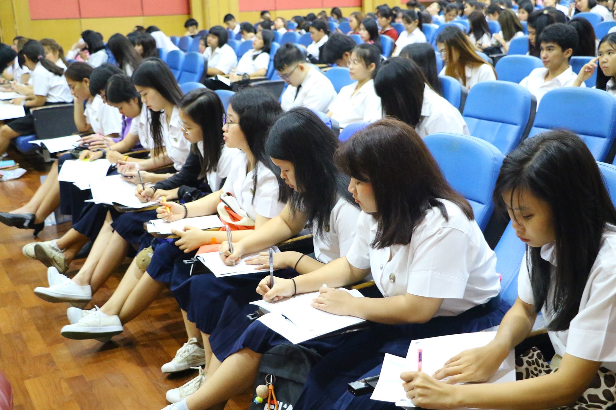 à¹à¸à¸&nbsp;à¸²à¸à¸­à¸²à¸à¸à¸°à¸¡à¸µ
4 à¸à¸, à¸à¸à¸à¸µà¹à¸¢à¸´à¹à¸¡,
à¸à¸¹à¹à¸à¸à¸à¸³à¸¥à¸±à¸à¸¢à¸·à¸
à¹à¸¥à¸°à¸ªà¸à¸²à¸à¸à¸µà¹à¹à¸à¸£à¹à¸¡