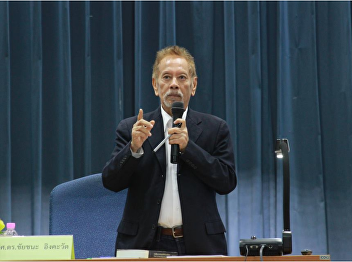 Association Dr. Chaichana Ingkawat
lectured in General Education class in
topic of “Economics and Politics”