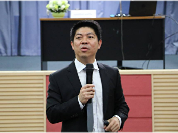 Mr. Suriyan Hongwilai (Court of
Justice’s spokesman) lectured in General
Education class in topic of “How to
speak to please audiences”