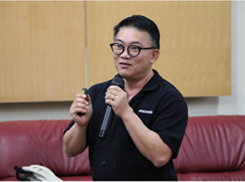 Associatiion Dr. Thanet Wetphada
lecetured in General Education class in
topic of “Thai language is (not)
valueless”