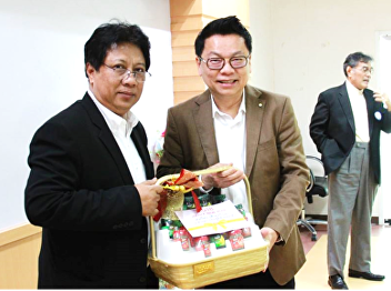 Dr. Preecha Phongpheng, director of
Bureau of General Education wished Happy
New Year to the bureau’s director
committees.