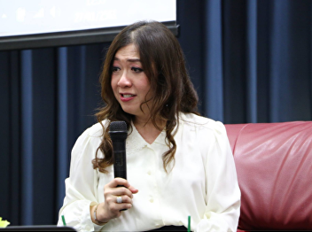 January 27th, 2018 honored by tutor Ping
Chareounsiriwat (Da’vance) lectured in
General Education class in topic of
“Thai language is (not) valueless”