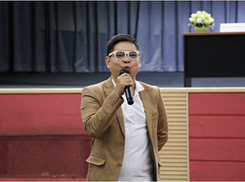 January 29th, 2018 honored by teacher
Kunakorn Neawkun lectured in General
Education class in topic of “Polite
English Speaking”