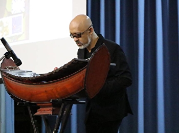 Aesthetics and life By being honored by
Khun In Narongtosanga.