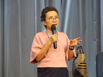 จัดบรรยายรายวิชาศึกษาทั่วไป
ในวิชาการใช้ภาษาไทย โดยได้รับเกียรติจาก
อาจารย์ชมัยภร บางคมบาง
มาให้ความรู้ในเรื่อง
“พลังแห่งการอ่านสู่การสร้างสรรค์งานเขียน”