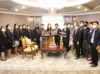 Acting as the Director of the Office of
General Education and Electronic
Learning Innovation Give a basket happy
new year Chairman of Suan Sunandha
Rajabhat University Council